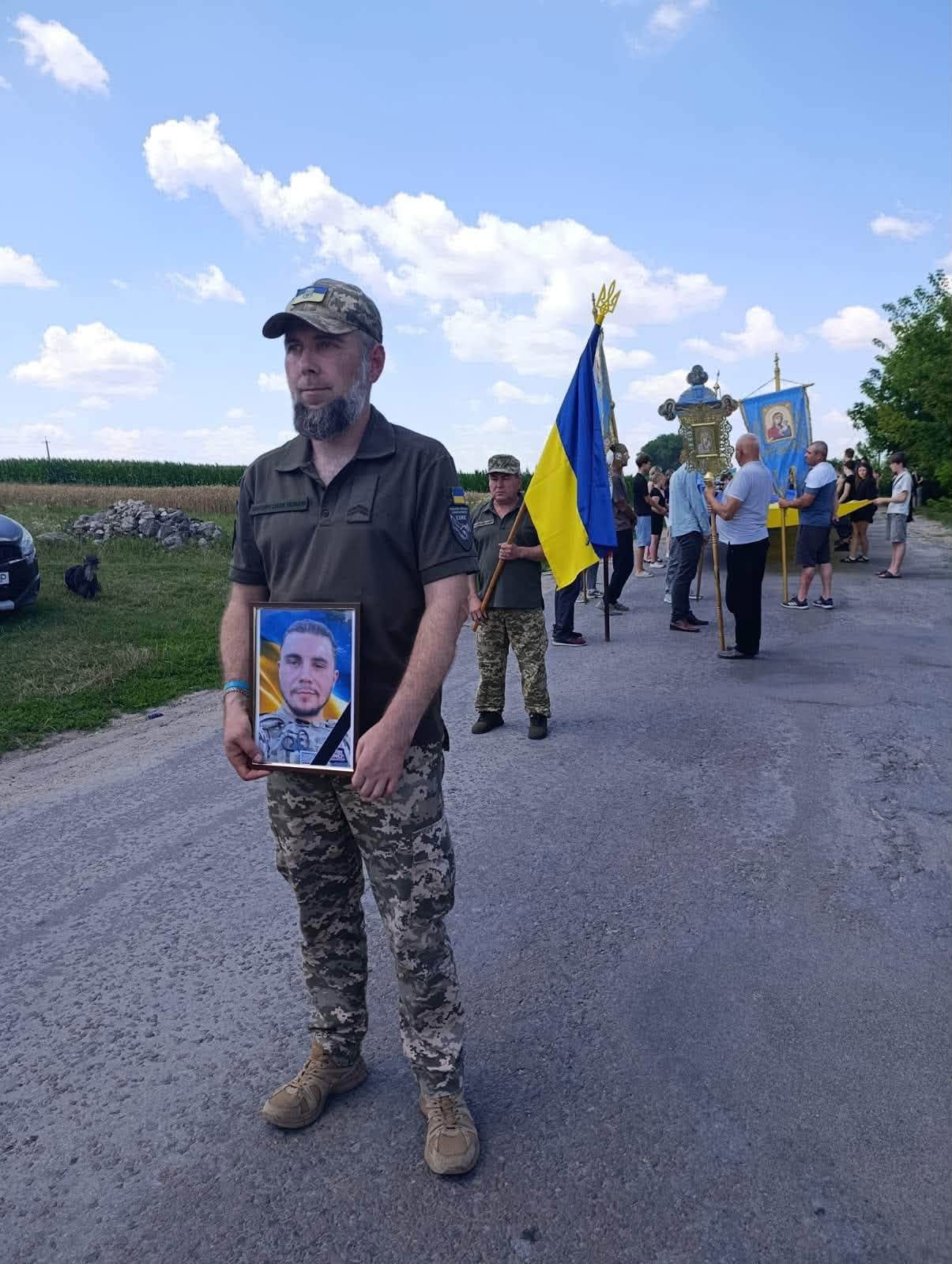 Новини Тернополя - фото з Борсуківська громада в останню путь провела воїна Мирослава Музичука