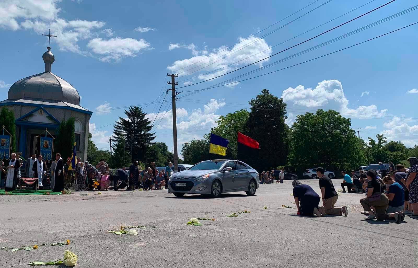 Новини Тернополя - фото з Борсуківська громада в останню путь провела воїна Мирослава Музичука