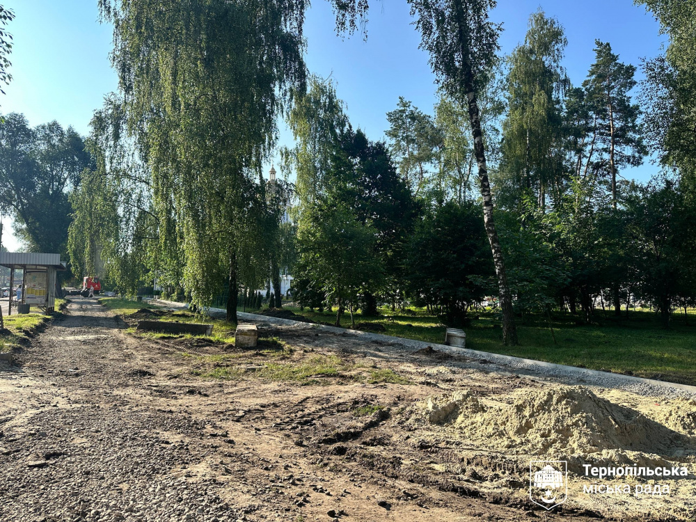 Біля Свято-Троїцького духовного центру ремонтують тротуар