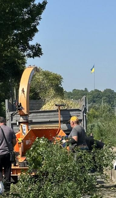 Новини Вінниці - фото з Понад пів сотні вінничан вийшли на велику толоку — приводили до ладу набережну Південного Бугу