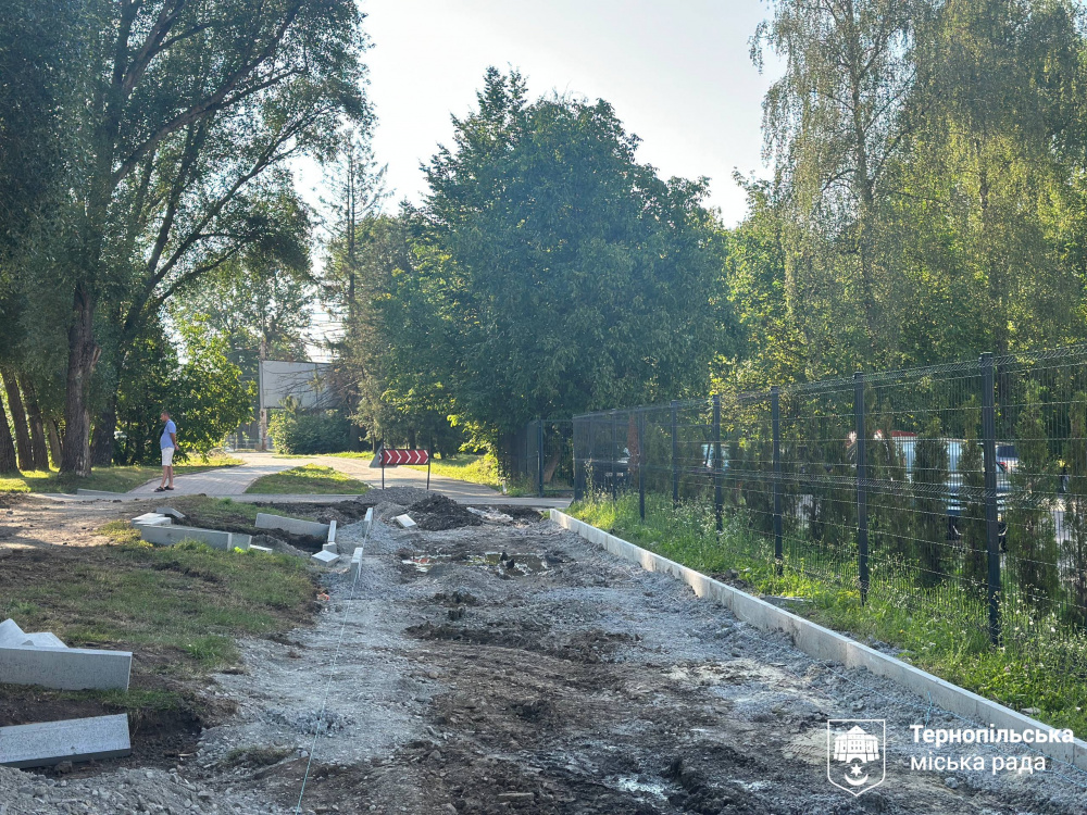 Біля Свято-Троїцького духовного центру ремонтують тротуар