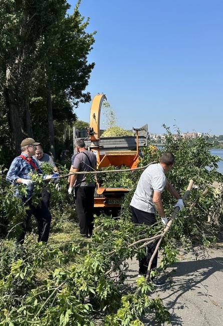 Новини Вінниці - фото з Понад пів сотні вінничан вийшли на велику толоку — приводили до ладу набережну Південного Бугу