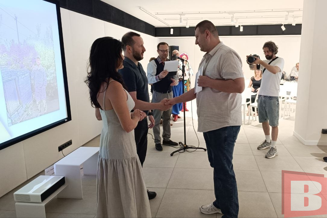 Новини Хмельницького - фото з Військовим та їхнім родинам вручили сертифікати на житло
