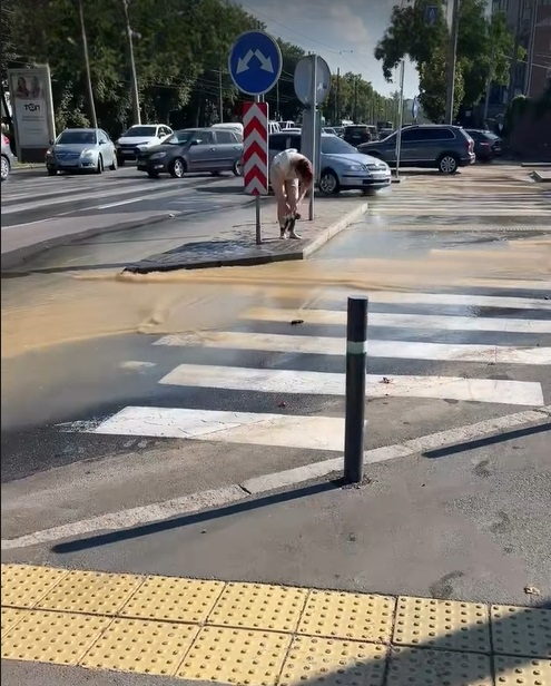 Новини Вінниці - фото з На Пирогова через сильний витік води частково обмежили рух. Працює реверсний проїзд