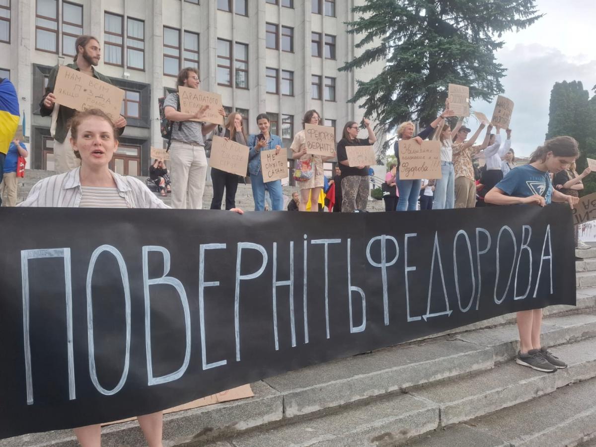 Новини Тернополя - фото з Не лякають ні дощ, ні грім: тернополяни третій день поспіль виходять під ОВА на підтримку Федорова