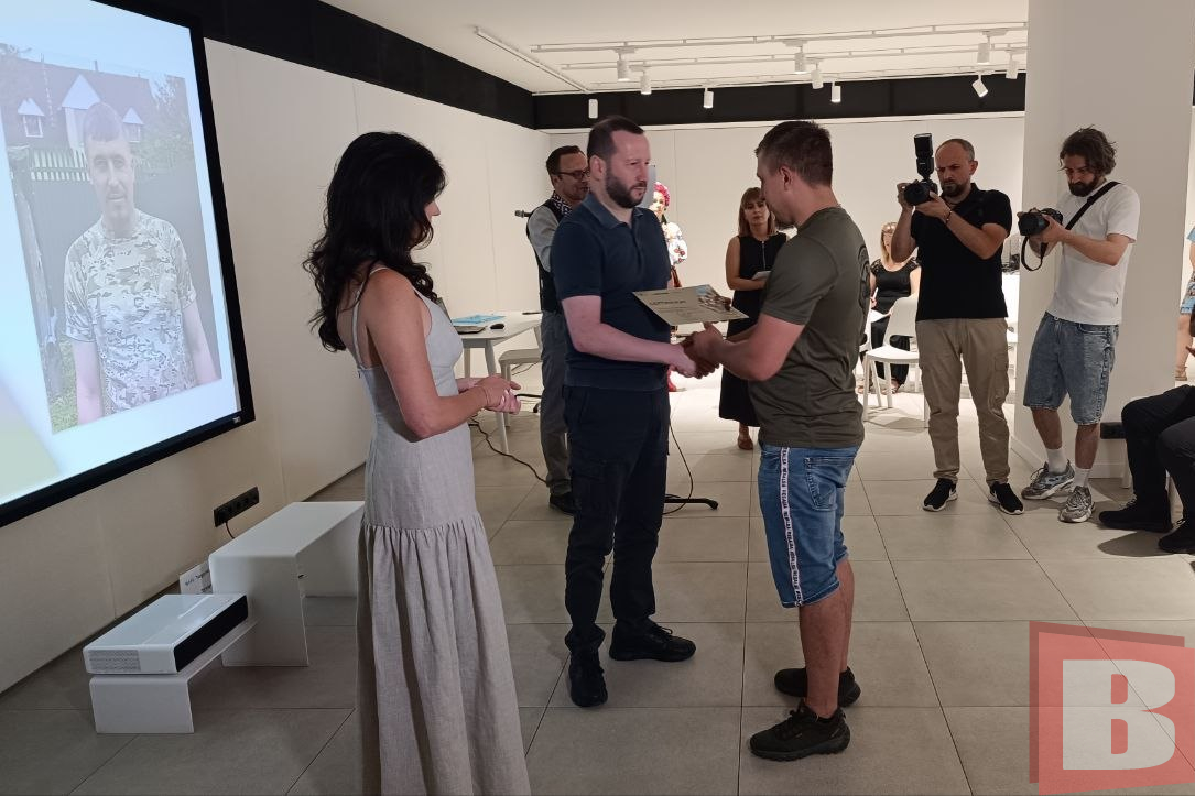 Новини Хмельницького - фото з Військовим та їхнім родинам вручили сертифікати на житло