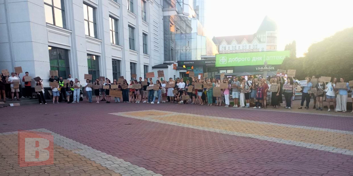 Біля «Дитячого світу» у Хмельницькому знову відбулася акція на підтримку Федорова