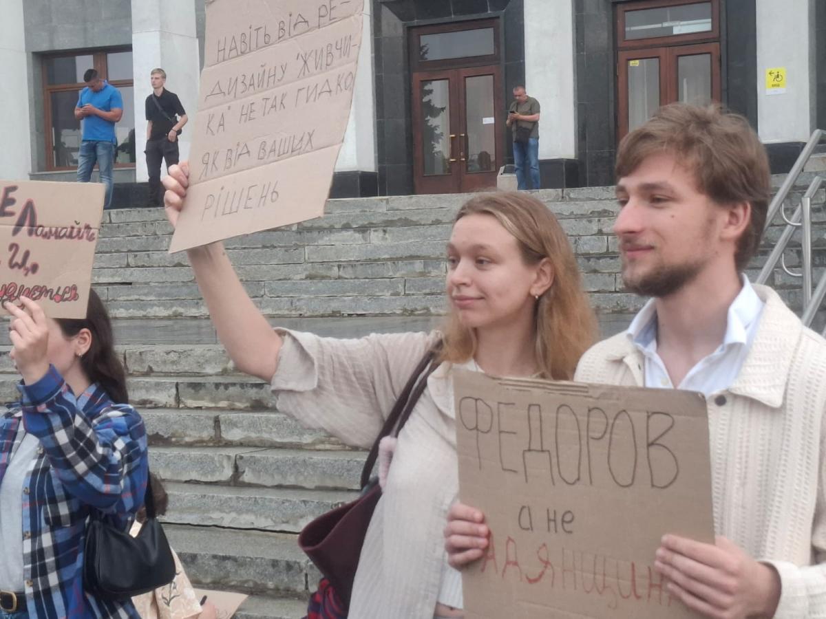 Новини Тернополя - фото з Не лякають ні дощ, ні грім: тернополяни третій день поспіль виходять під ОВА на підтримку Федорова