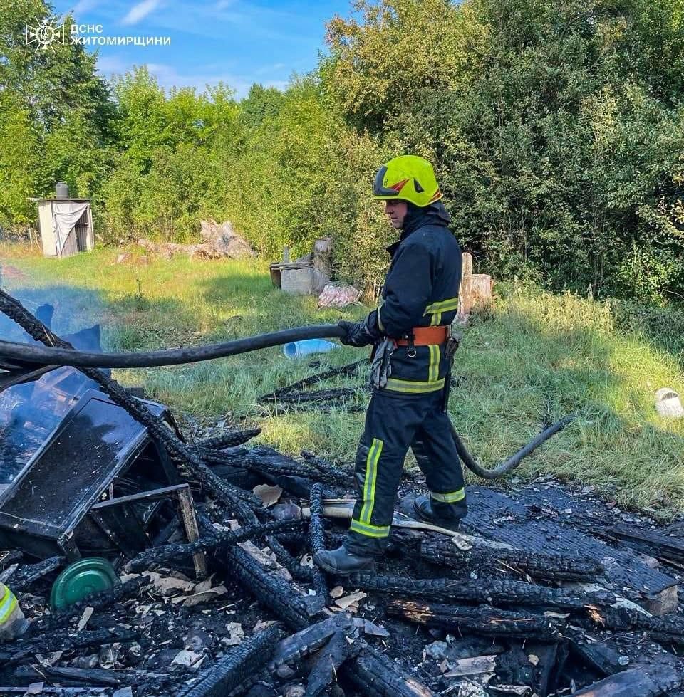 Новини Житомира - фото з На Коростенщині під час гасіння пожежі в житловому будинку рятувальники виявили тіло людини
