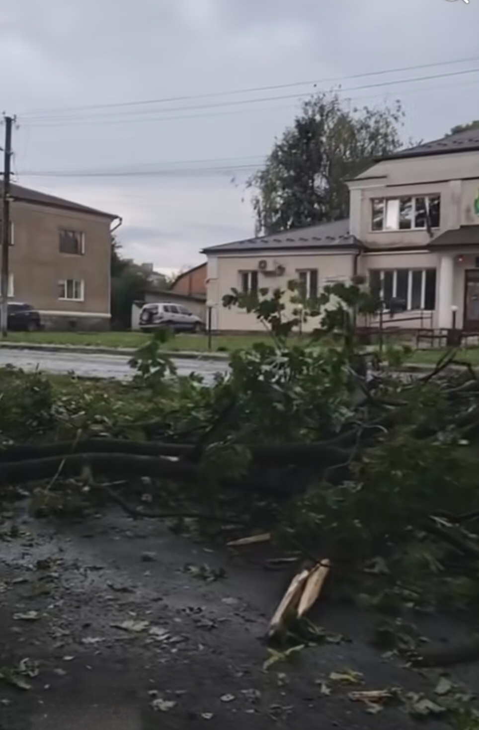 Новини Тернополя - фото з У Шумську буревій зірвав дах стадіону та пошкодив щонайменше 53 будівлі