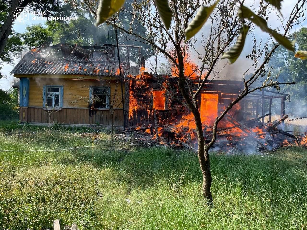 Новини Житомира - фото з На Коростенщині під час гасіння пожежі в житловому будинку рятувальники виявили тіло людини