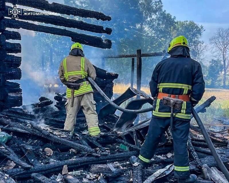 Новини Житомира - фото з На Коростенщині під час гасіння пожежі в житловому будинку рятувальники виявили тіло людини