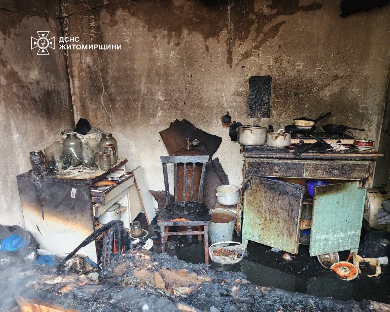 Новини Житомира - фото з Рятувальники не дали вогню знищити приватний будинок у Чуднові