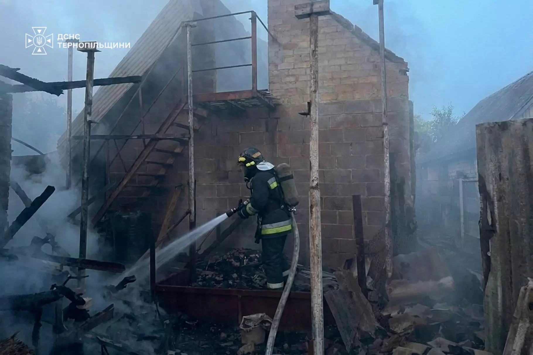 Новини Тернополя - фото з У Почаєві вогонь знищив дві господарські будівлі, пошкодив житловий будинок