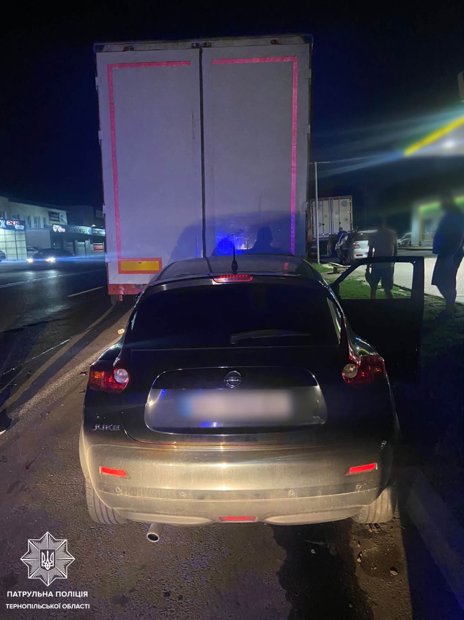 Біля Смиківців п'яний водій Nissan врізався у вантажівку