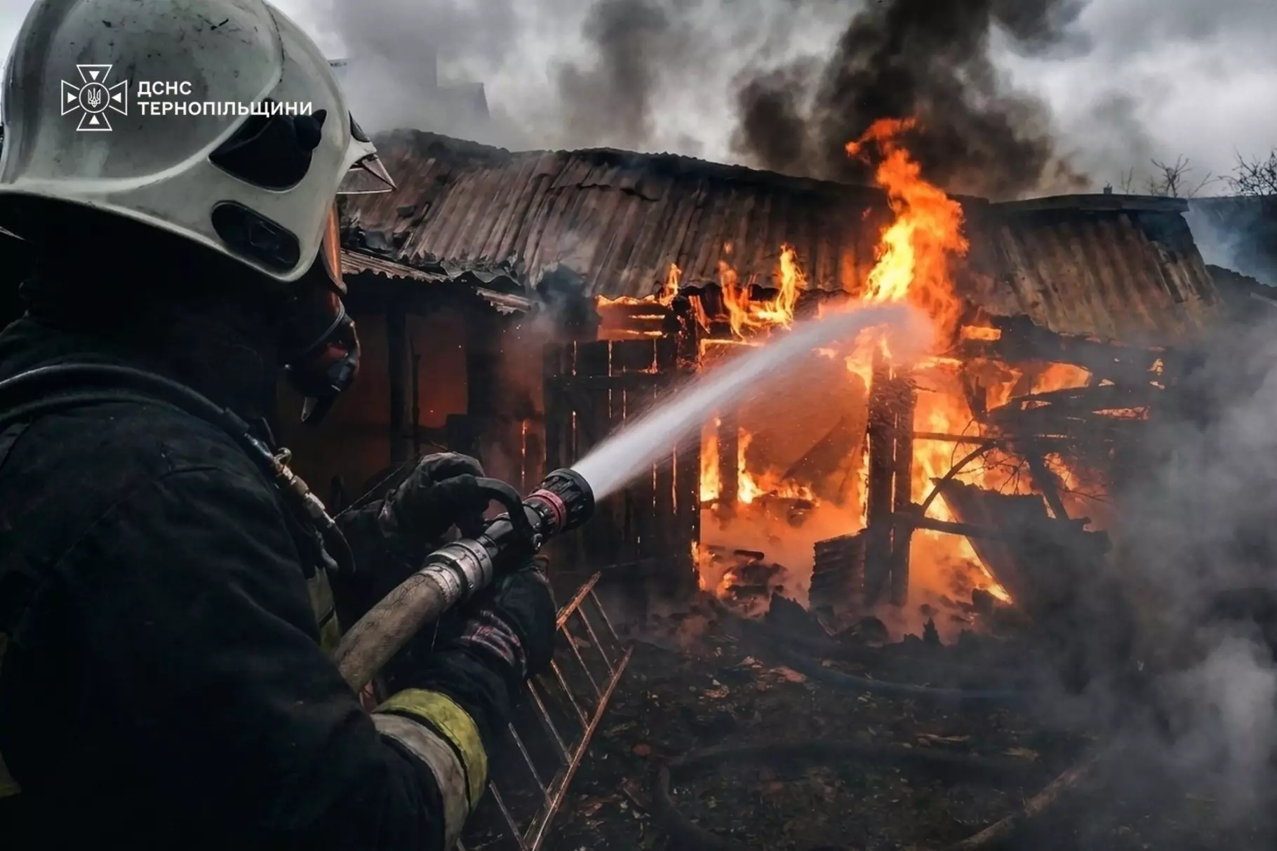 Новини Тернополя - фото з У Почаєві вогонь знищив дві господарські будівлі, пошкодив житловий будинок
