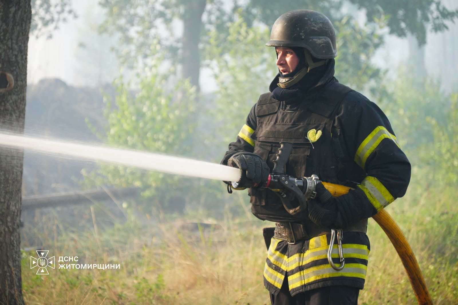 Новини Житомира - фото з У Житомирі рятувальники ліквідували наслідки російської атаки. ФОТО