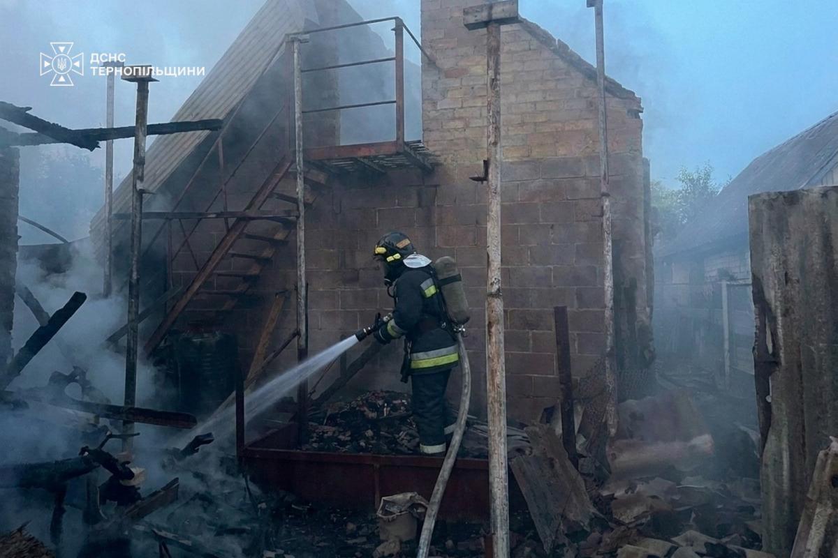 «Все наше життя перетворилося на попіл»: родина з Почаєва втратила майже все у нічній пожежі