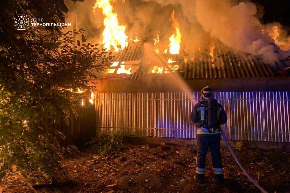 «Все наше життя перетворилося на попіл»: родина з Почаєва втратила майже все у нічній пожежі