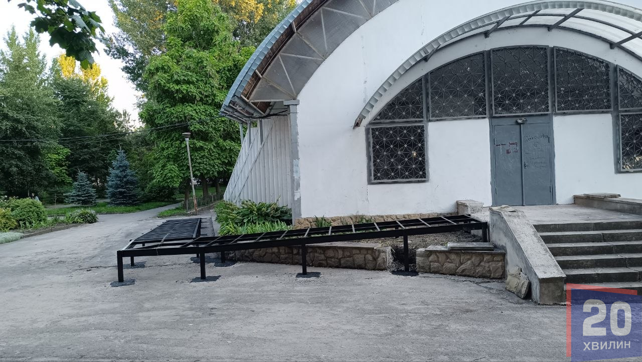 Новини Тернополя - фото з Біля літньої сцени у парку Шевченка почали встановлювати пандус