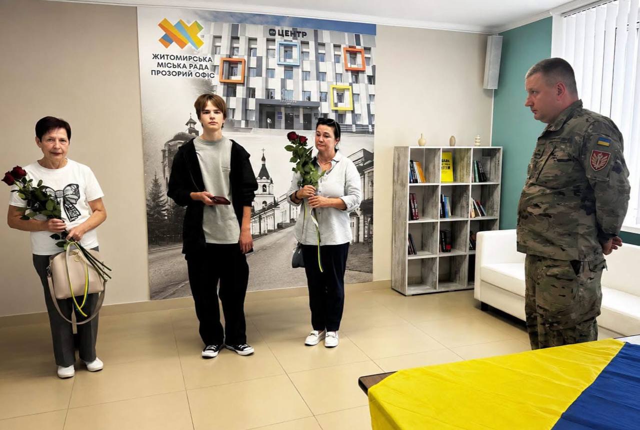 Новини Житомира - фото з Родинам полеглих Захисників вручили відомчі нагороди