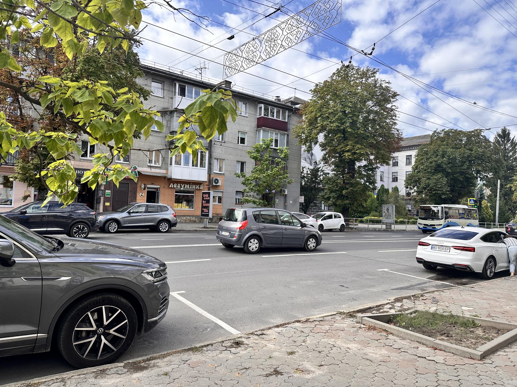 Дві смуги в кожному напрямку та нові паркомісця: як працює оновлена схема руху на Руській