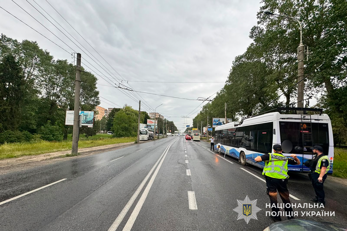 Новини Тернополя - фото з Аварія на 15 Квітня: дитина, яка їхала в тролейбусі, отримала травми