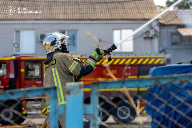 Новини Вінниці - фото з У Гайсині ліквідовують наслідки атаки: дев’ятеро постраждалих, площа пожежі — понад 750 квадратів