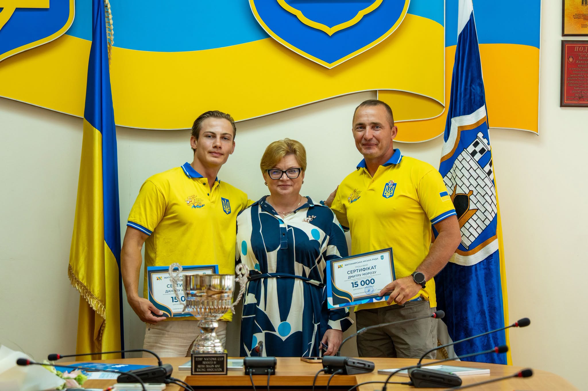 Новини Житомира - фото з Житомирських веслувальників, які вибороли Кубок Європи, відзначили грошовими сертифікатами
