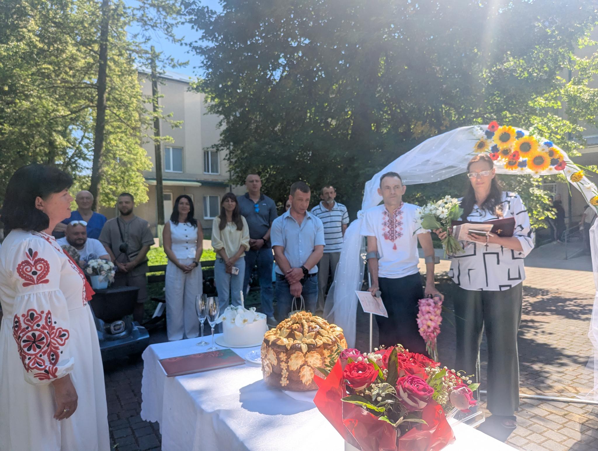 Новини Тернополя - фото з «Ми раді, що змогли здійснити їхню мрію». У лікарні, де лікують поранених військових, «зіграли» весілля