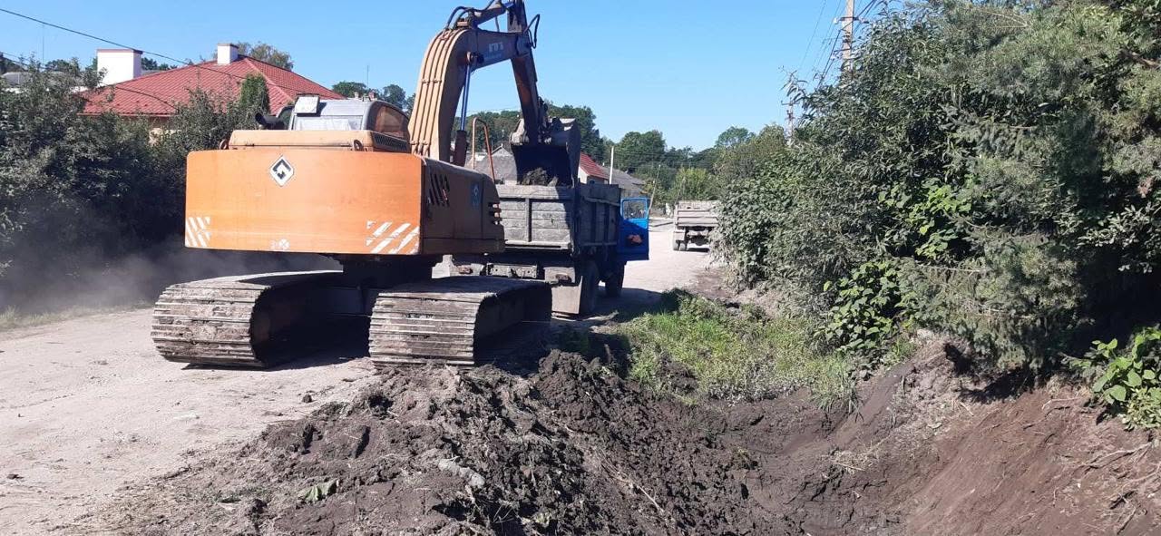 Новини Тернополя - фото з У Вишнівці розчищають канали, щоб попередити підтоплення будинків