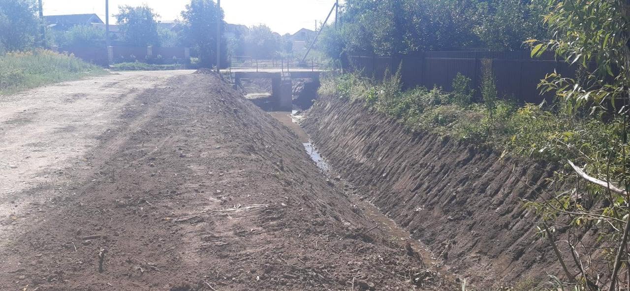 Новини Тернополя - фото з У Вишнівці розчищають канали, щоб попередити підтоплення будинків