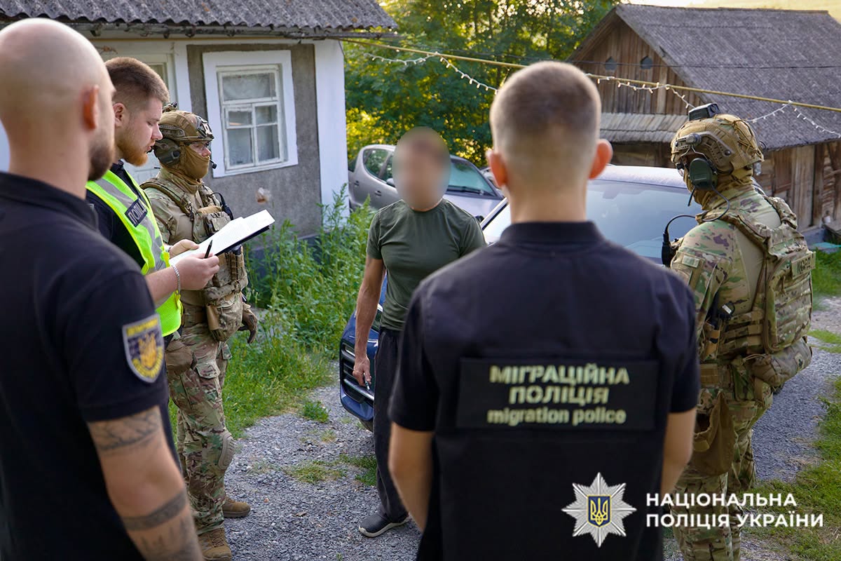Новини Хмельницького - фото з Снігурова затримали через розбещення неповнолітніх