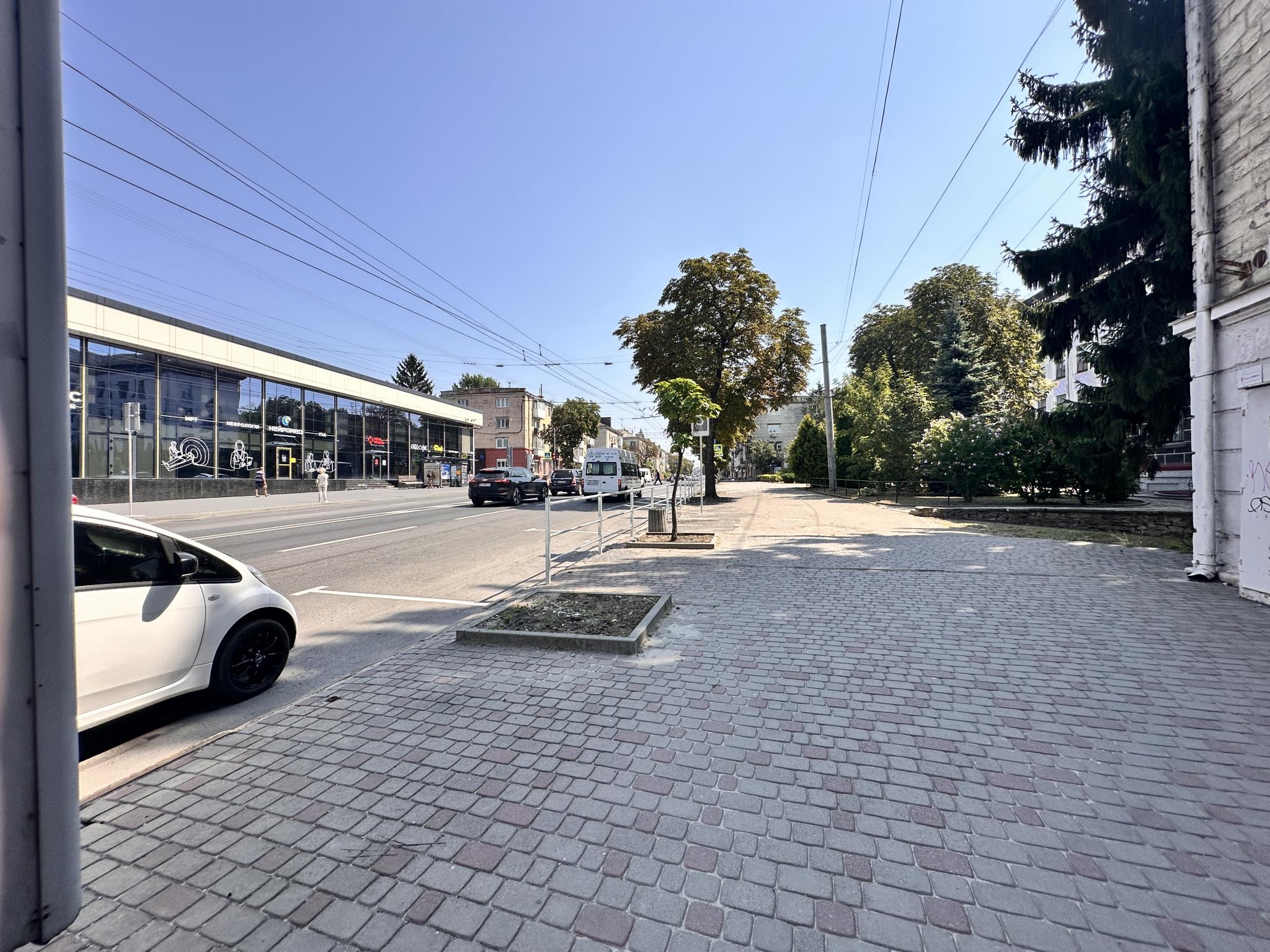 Новини Тернополя - фото з Біля школи-ліцею №6 встановили знак «Зупинку заборонено»: чи не виникнуть проблеми для батьків і підприємців