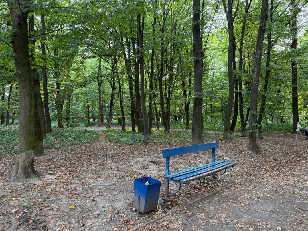 Новини Вінниці - фото з Парк біля лікарні імені Ющенка занепадає. Але грошей на його відновлення немає