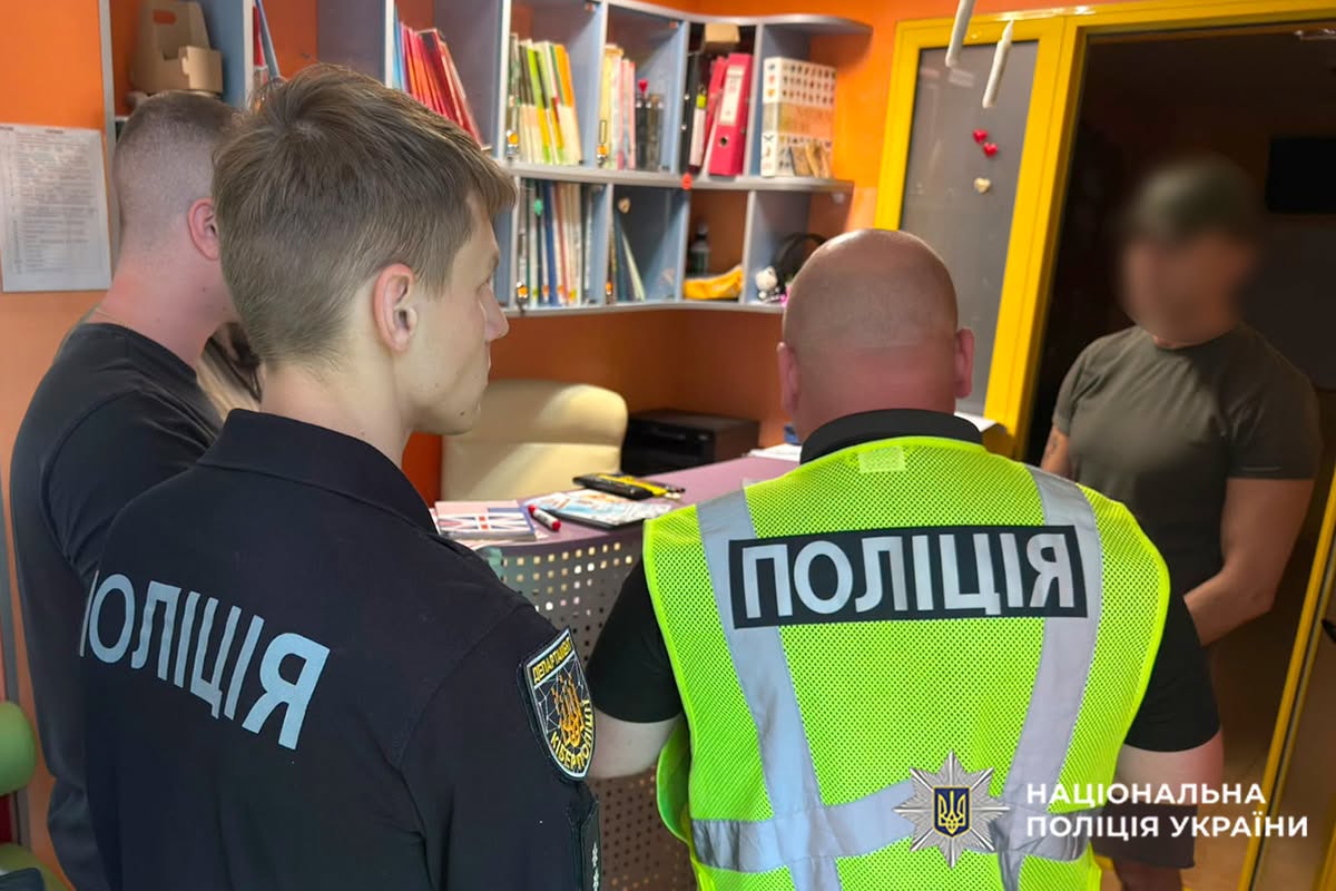Новини Хмельницького - фото з Снігурова затримали через розбещення неповнолітніх
