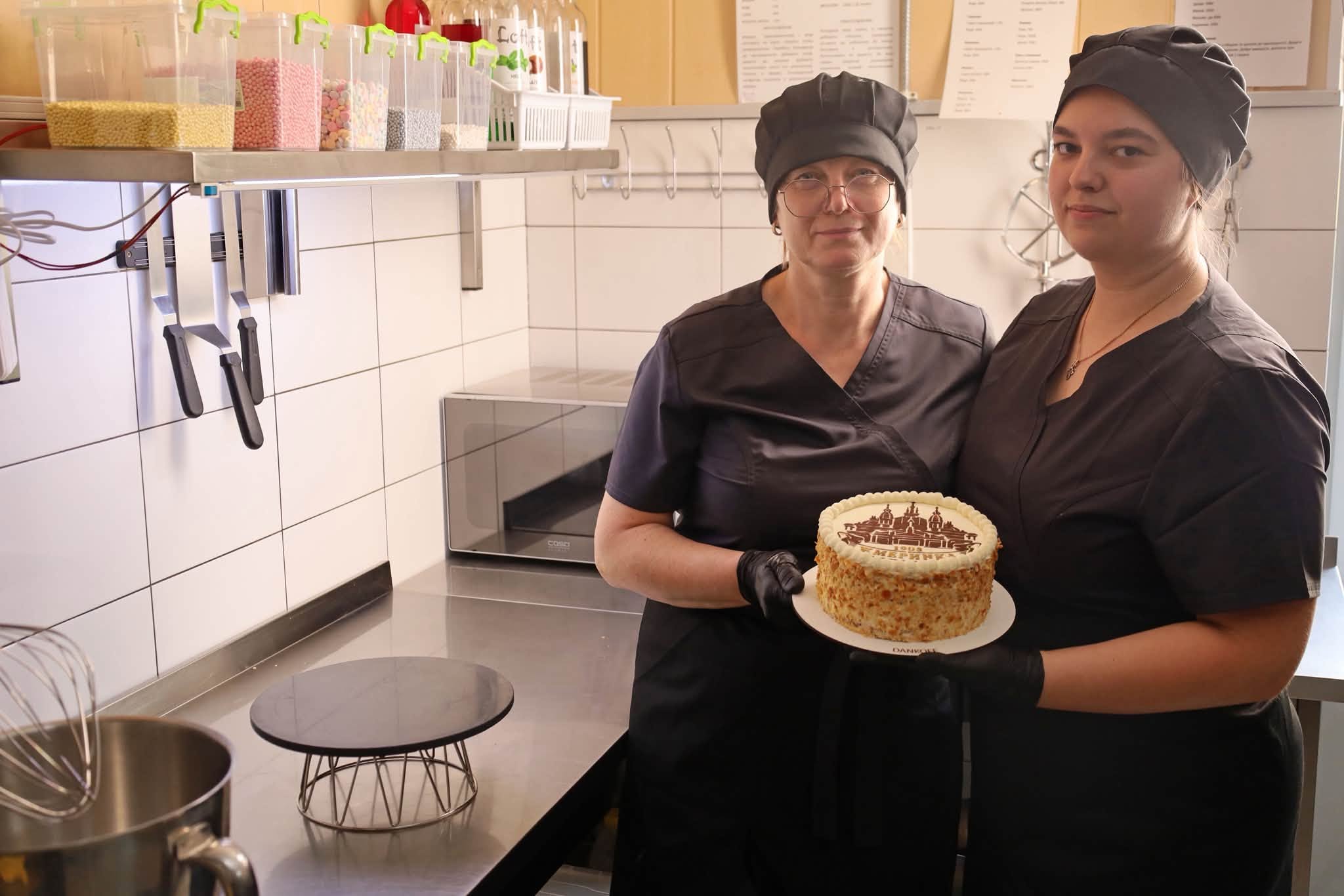 Новини Вінниці - фото з «Бізе з горіха, крем з малини»: у Жмеринці презентували солодку візитівку міста, яку можуть замовити вінничани