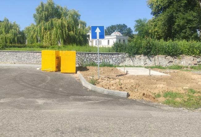 Новини Вінниці - фото з Перед входом до палацу Грохольських будують туалет. У Вороновиці люди б'ють на сполох, а влада мовчить