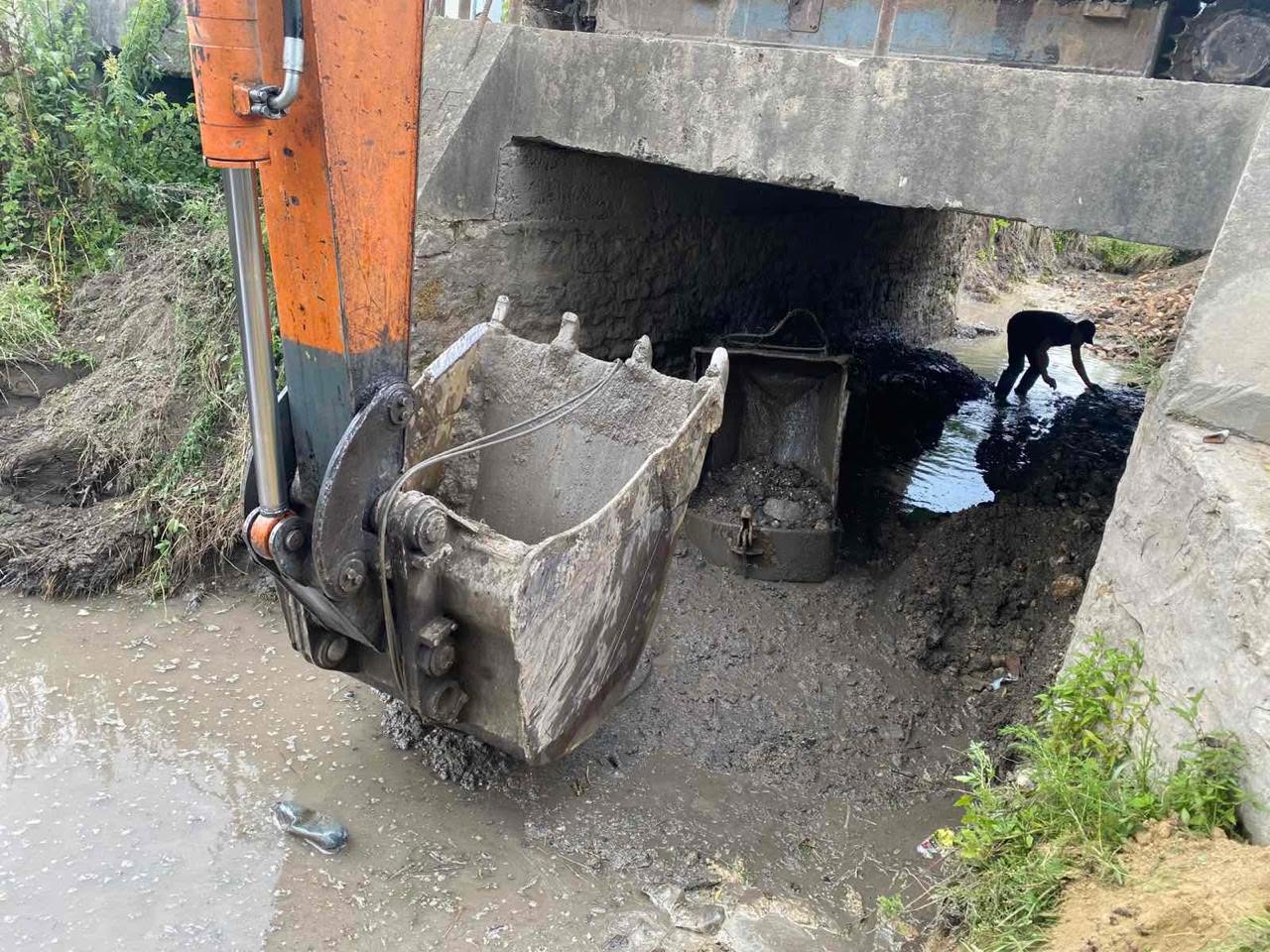 Новини Тернополя - фото з У Вишнівці розчищають канали, щоб попередити підтоплення будинків