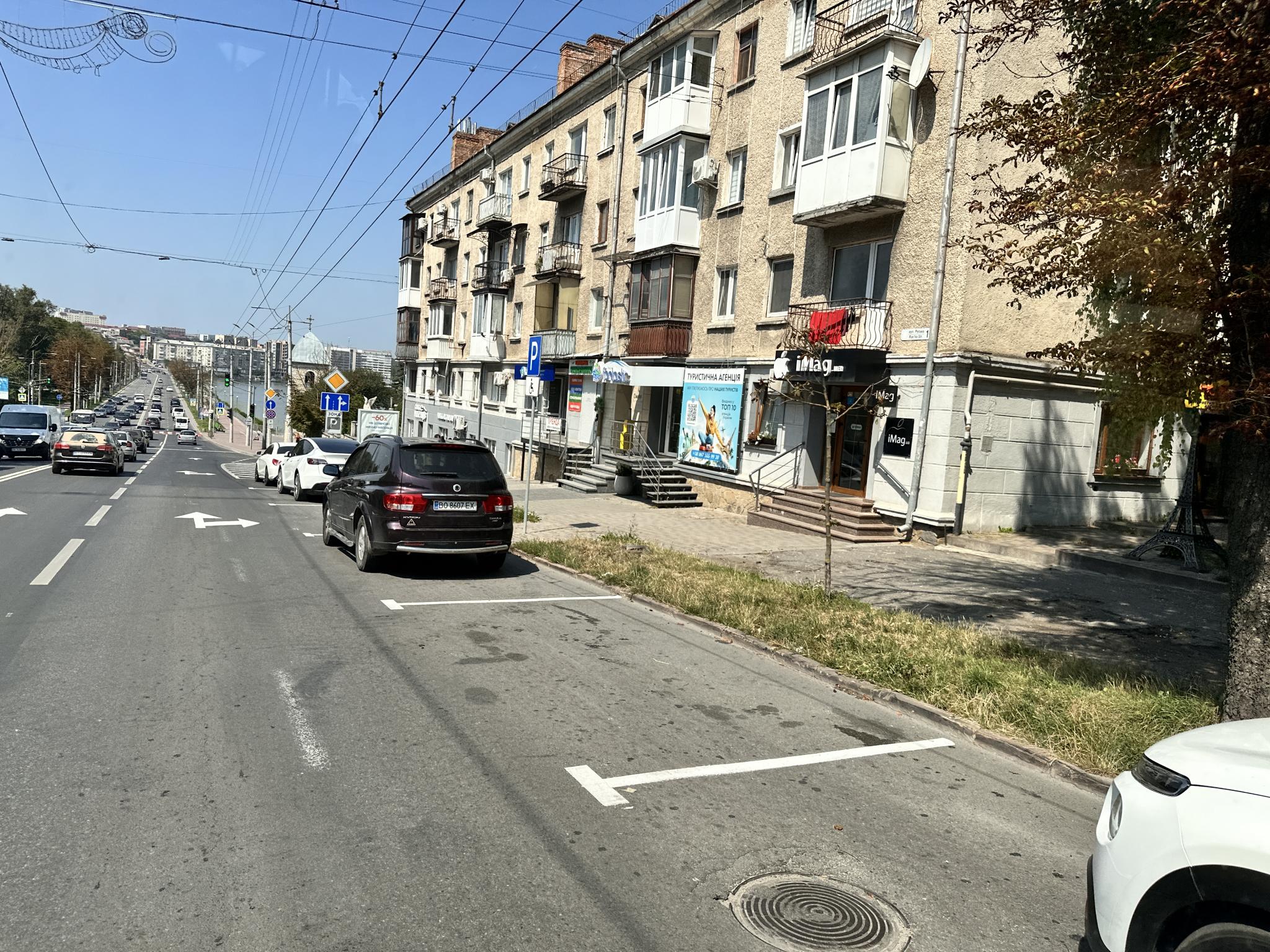 Новини Тернополя - фото з Біля школи-ліцею №6 встановили знак «Зупинку заборонено»: чи не виникнуть проблеми для батьків і підприємців