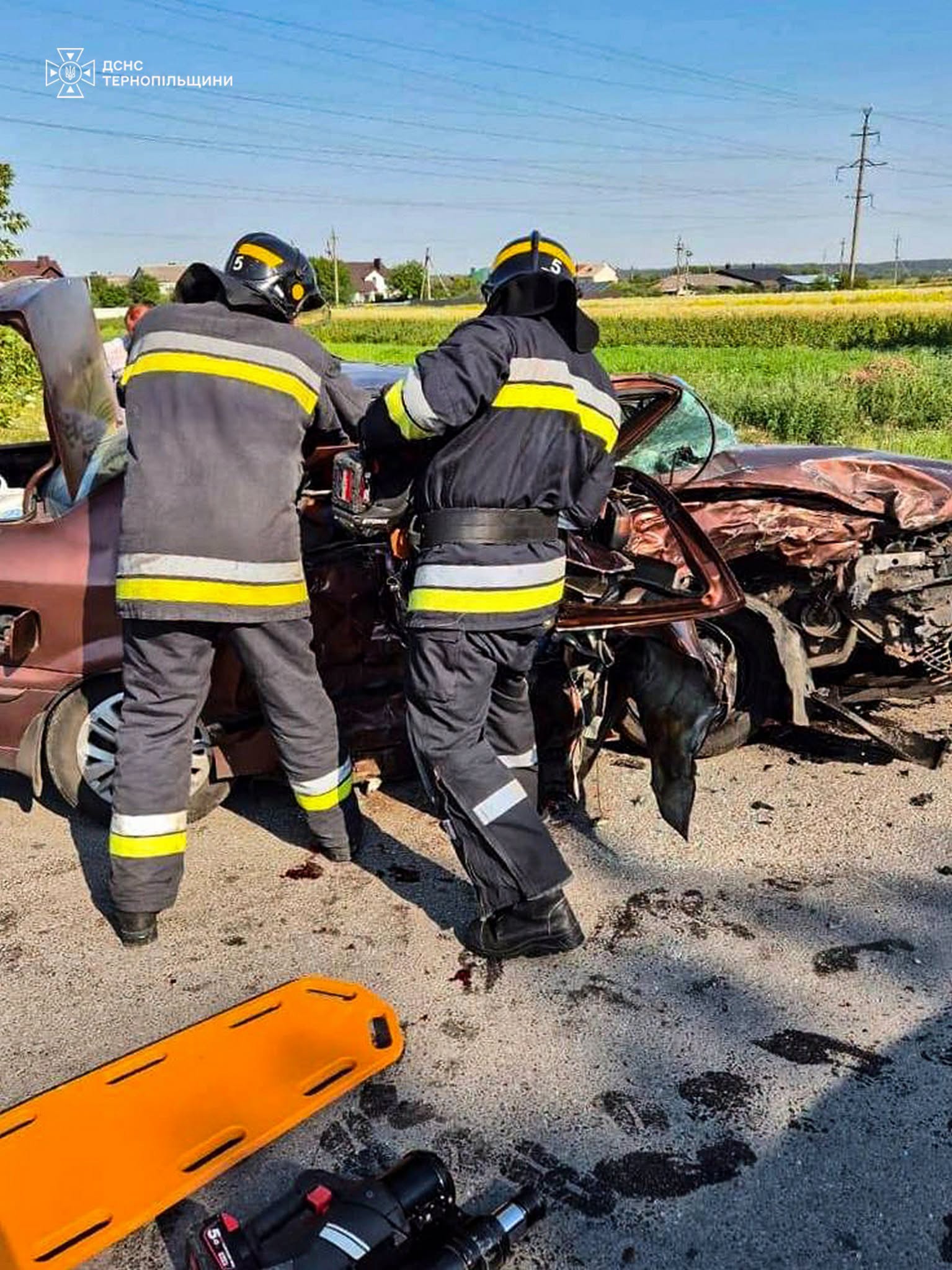 Новини Тернополя - фото з Аварія у Кременці: рятувальники деблокували потерпілого з понівеченого авто