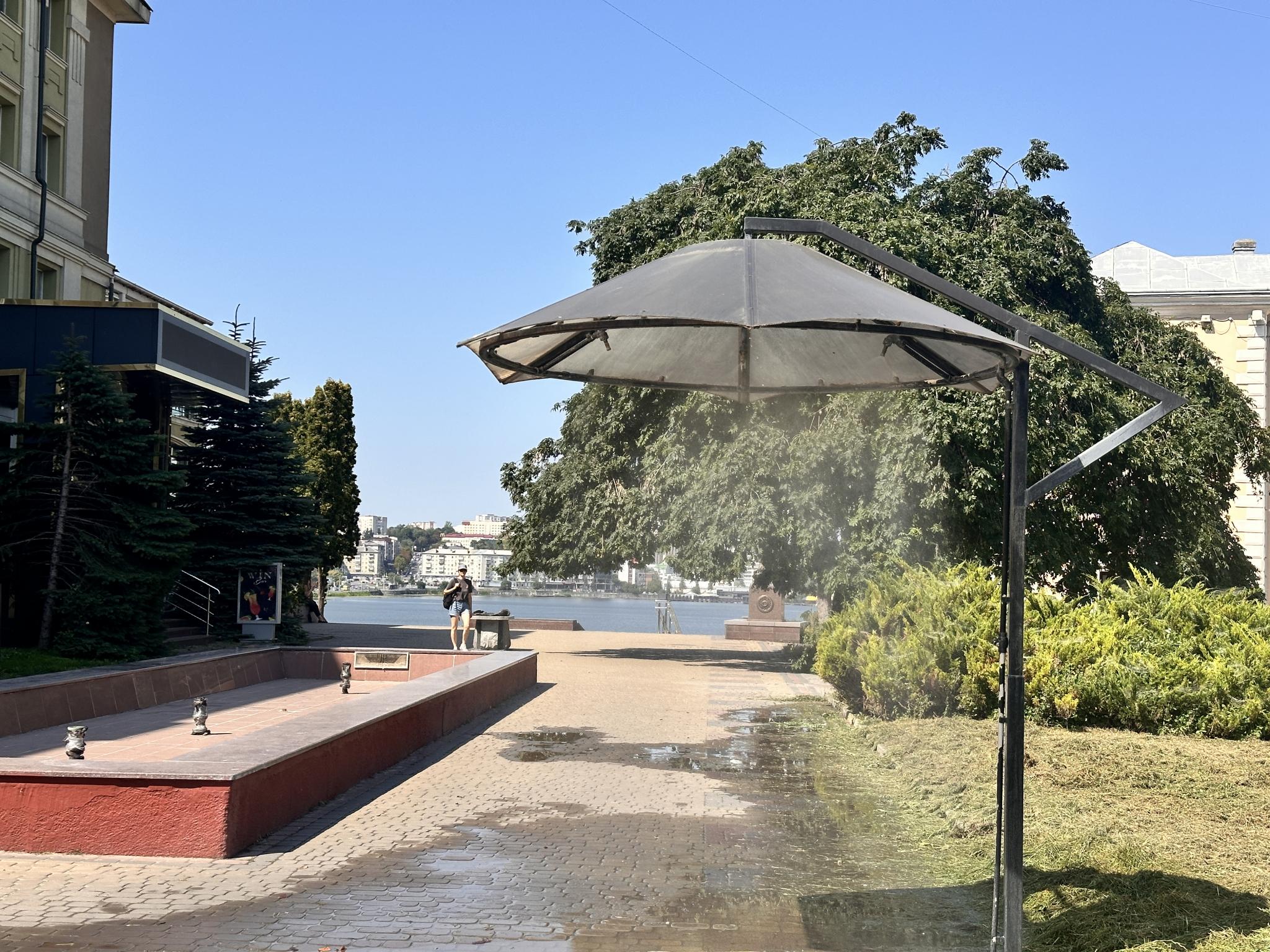 Новини Тернополя - фото з До +37°: як тернополяни рятуються від спеки під парасолями