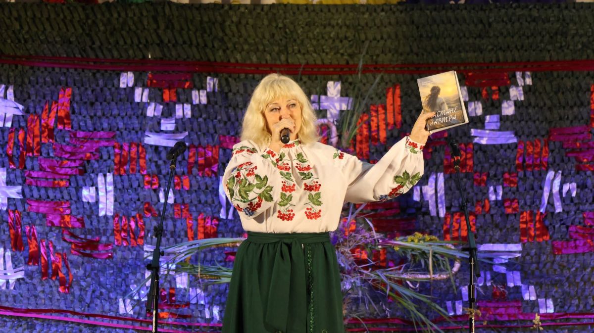 Новини Вінниці - фото з «Син занедужав після бойових травм, то я сіла замість нього на комбайн": відома співачка збирає хліб