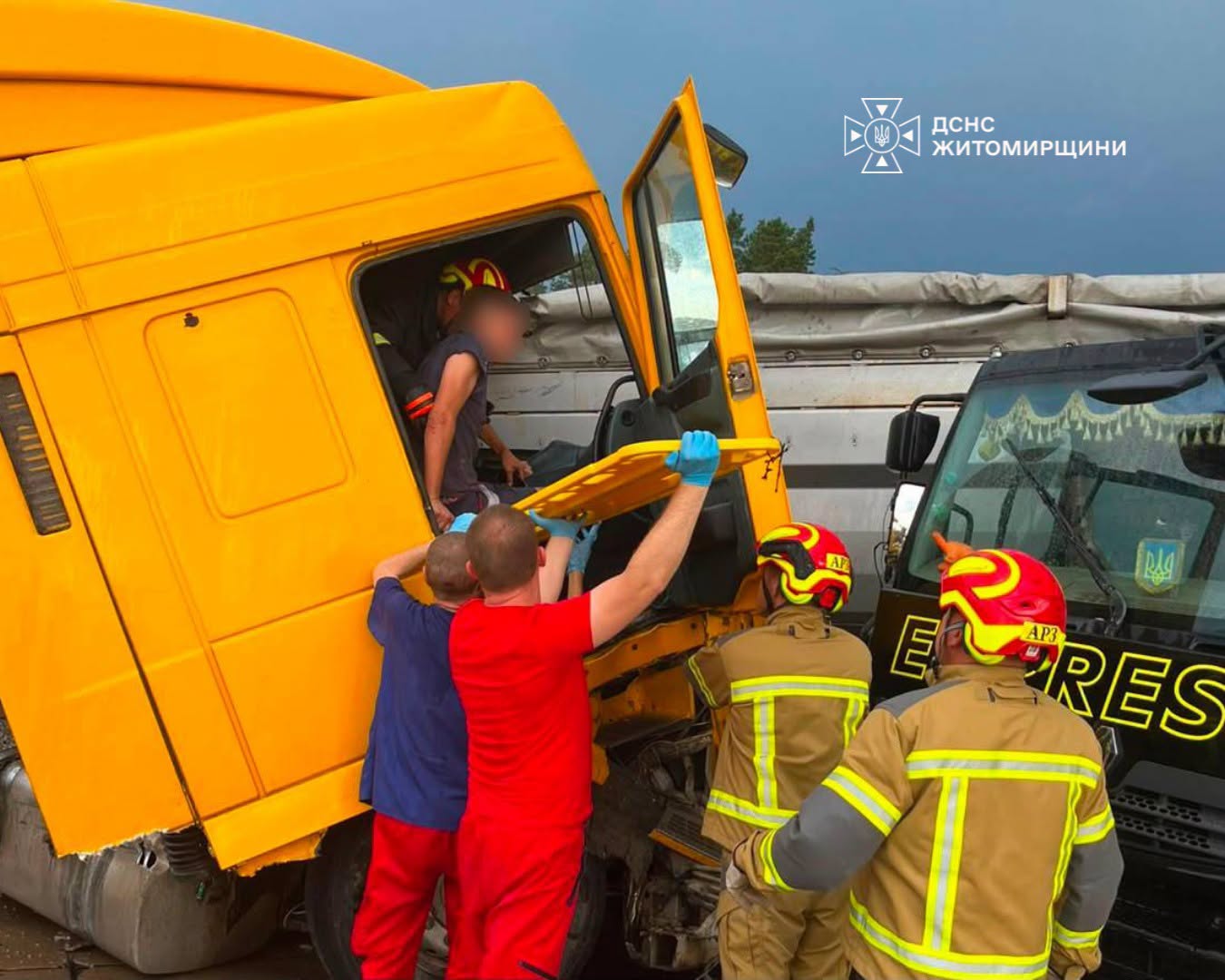 Новини Житомира - фото з У ДТП біля Оліївки зіткнулися дві вантажівки: рятувальники деблокували одного з водіїв