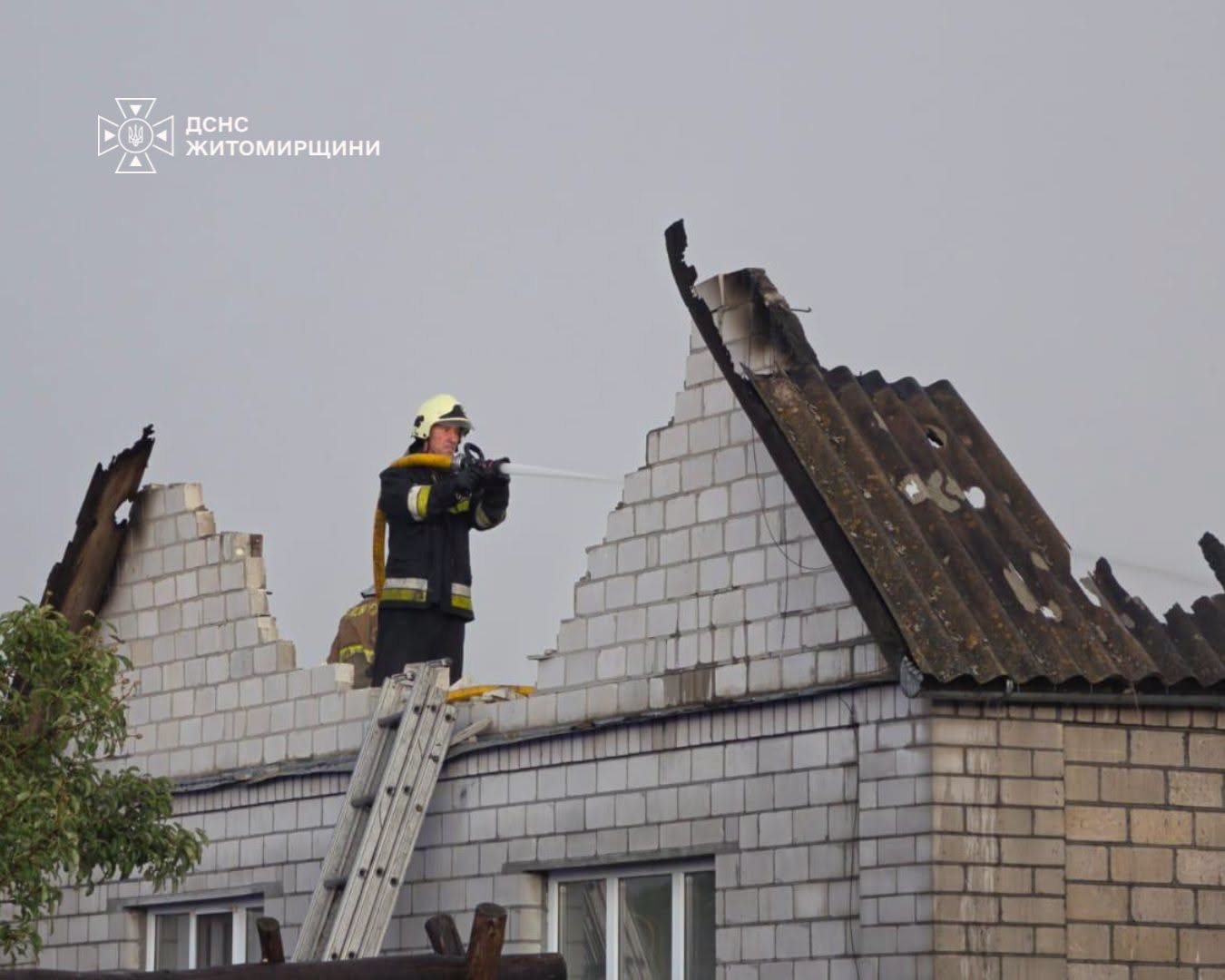 Новини Житомира - фото з Сьогодні вранці у Березівці внаслідок удару блискавки загорівся будинок