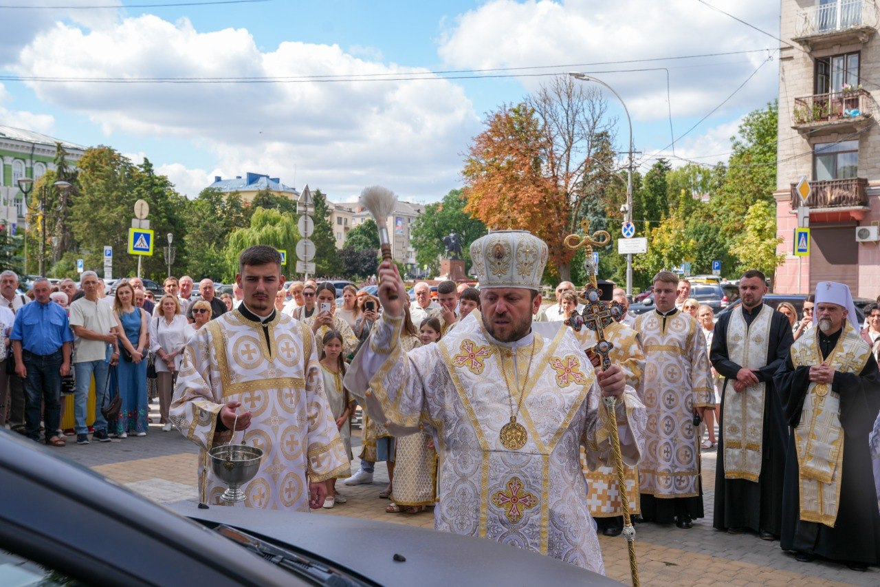 Новини Тернополя - фото з Кардинал Микола Бичок очолив молебень у Тернополі та освятив авто для ЗСУ