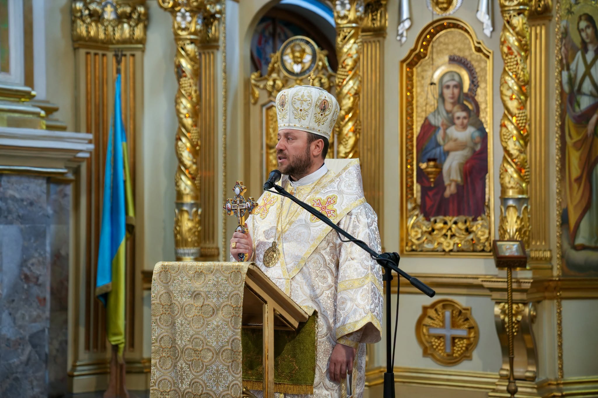 Новини Тернополя - фото з Кардинал Микола Бичок очолив молебень у Тернополі та освятив авто для ЗСУ