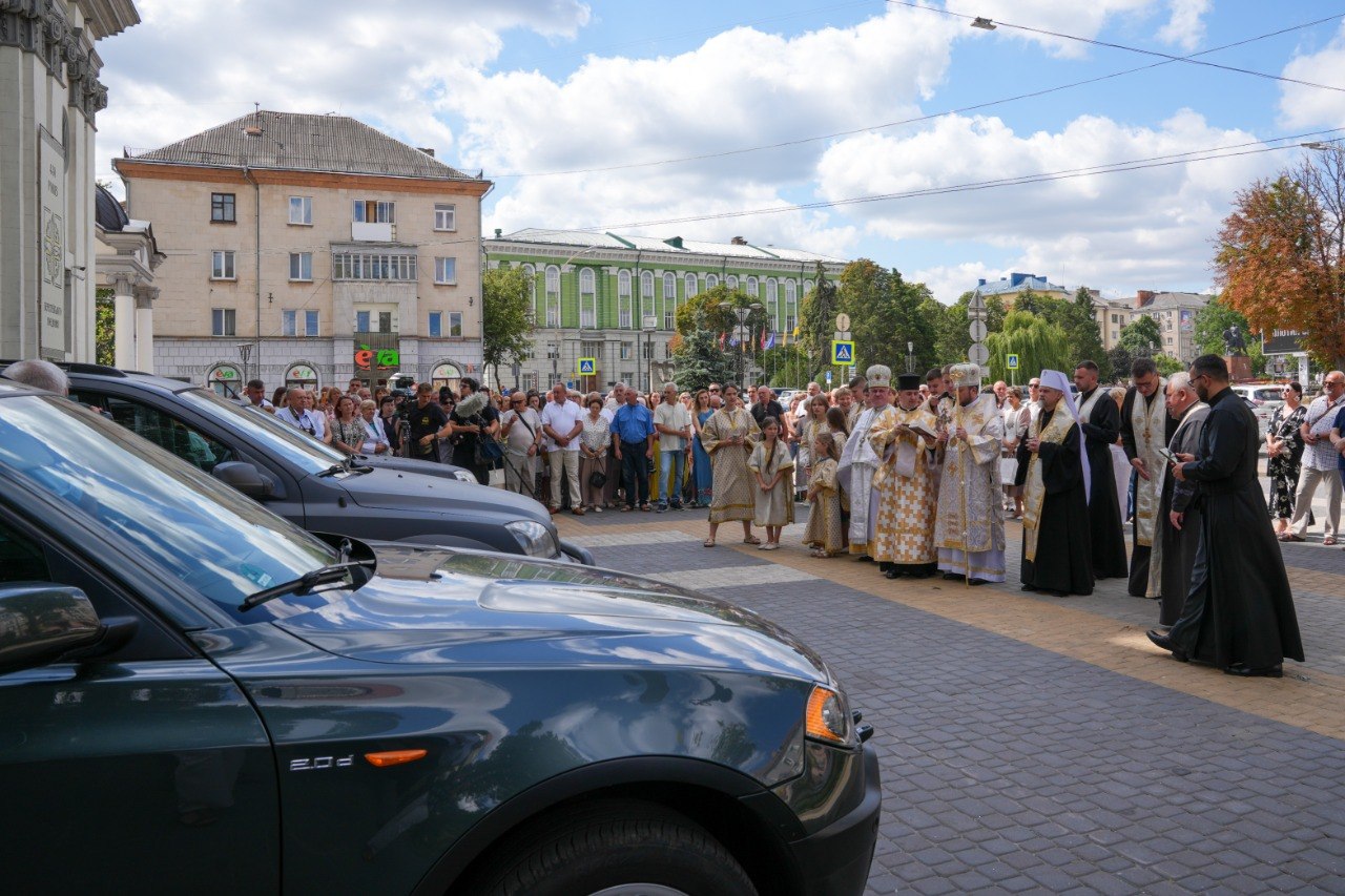 Новини Тернополя - фото з Кардинал Микола Бичок очолив молебень у Тернополі та освятив авто для ЗСУ
