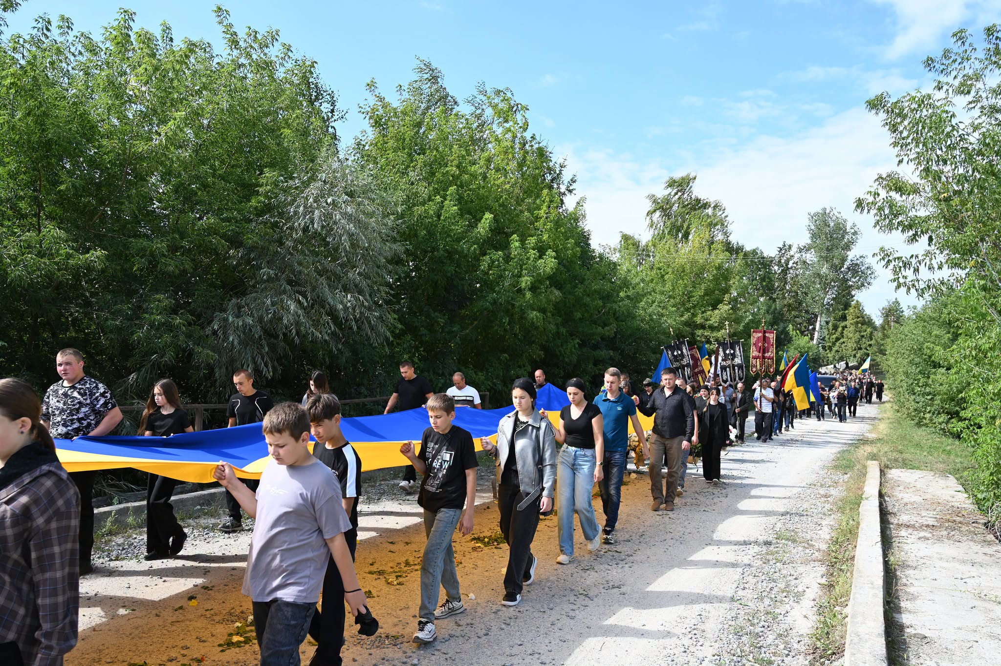 Новини Тернополя - фото з Хор виконав останню волю Героя: Лановецька громада попрощалася з воїном Володимиром Паламарчуком