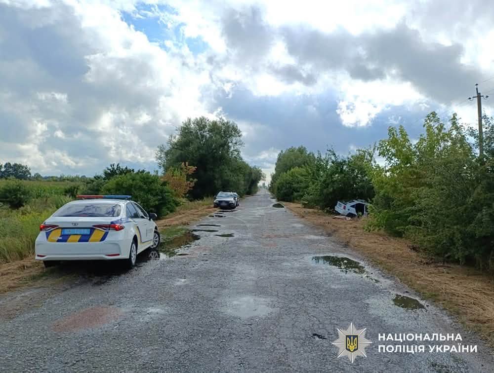 Новини Житомира - фото з ДТП неподалік Туровця: автівка злетіла в кювет, загинула водійка